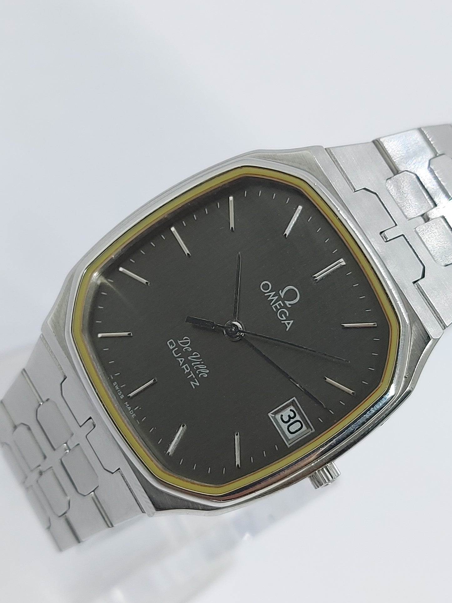 Vintage 1979 Omega De Ville Quartz 1332 - 196.0214 Men's Watch Swiss.